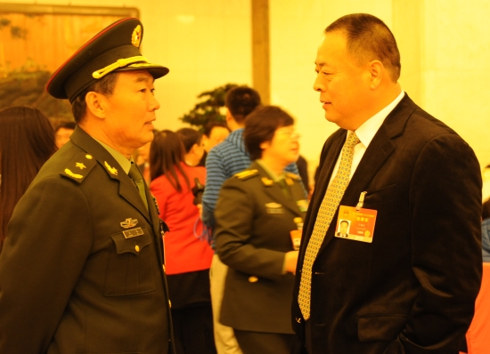 王桂波与部队代表交谈