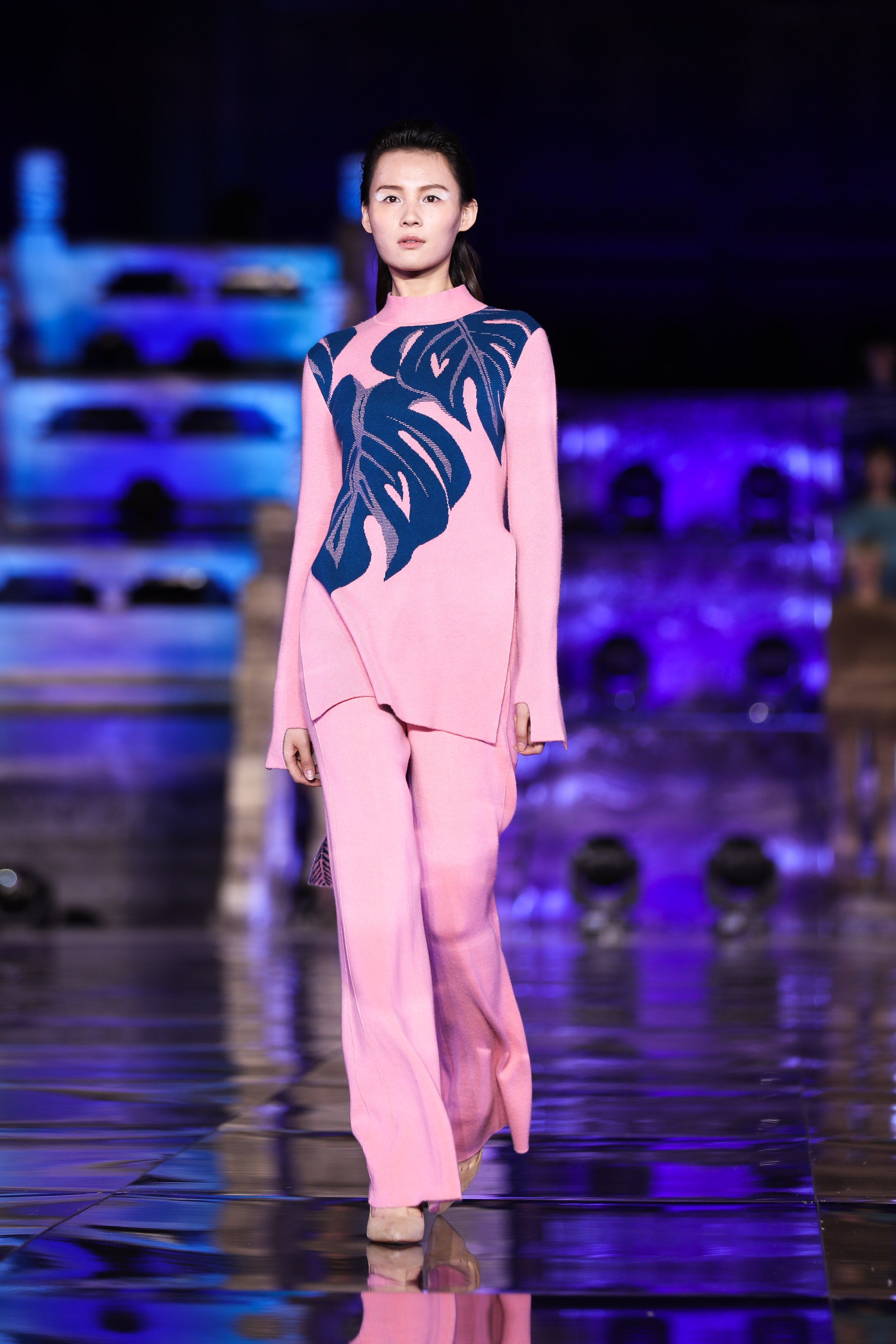 在炫彩的灯光和宏伟的古建交融辉映之下,北京电视台著名主持人李杨薇